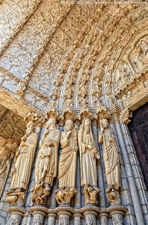 Parteluz o jambas de Chartres. La escultura gótica francesa se