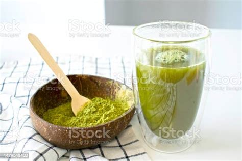 Teh Hijau Matcha Dalam Gelas Beralas Ganda Dengan Mangkuk Kelapa Berisi