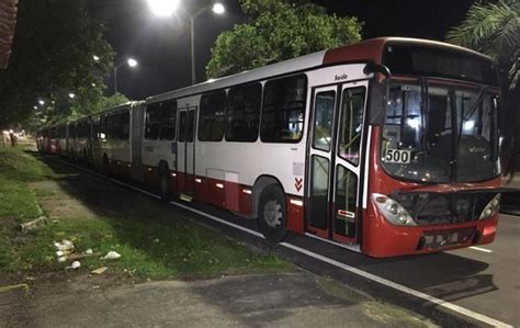 Passageiros S O Aterrorizados Durante Assalto A Nibus Da Linha Em