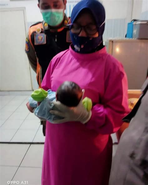 Bayi Ditemukan Dalam Kantong Plastik Ari Ari Masih Menempel