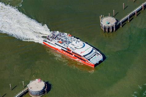 Luftbild Cuxhaven Fahrt Eines F Hr Schiffes Katamaran Halunder Jet