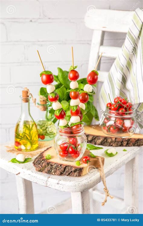 Klassischer Italiener Caprese Canapes Salat Mit Tomaten Mozzarella Und