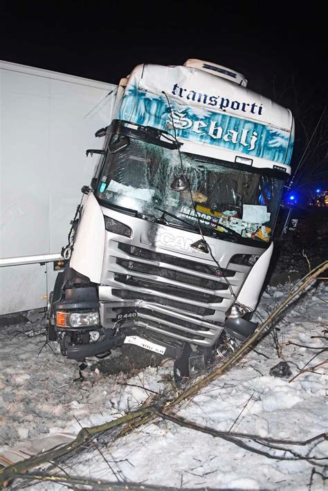 Holzkirchen Bayern M Glicherweise Sekundenschlaf Schwerer Lkw Unfall