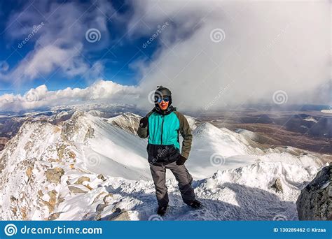 Alpinista Do Homem Do Retrato Nas Montanhas Nevados Vestindo Um