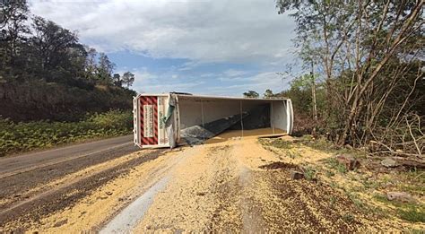 Carreta Carregada Soja Tomba Na Br Em Capit O Le Nid