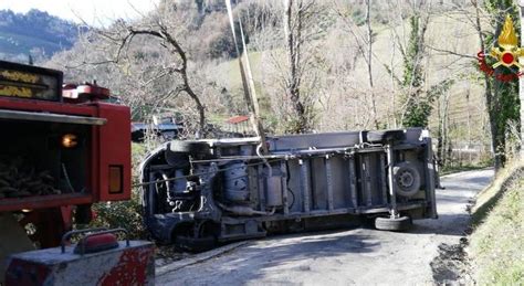 L Autocarro Si Ribalta In Curva Serve L Autogru Per Liberare La Strada