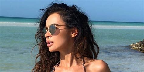Siwiec kusi seksownymi zdjęciami w fikuśnym bikini