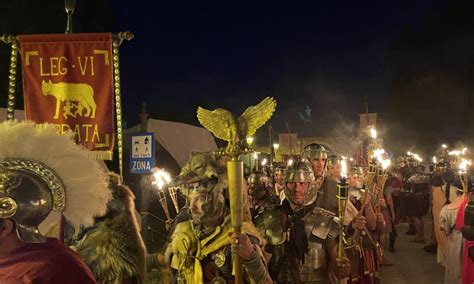 LIVE VIDEO Festivalul Roman Apulum de la Alba Iulia Parada cu torțe