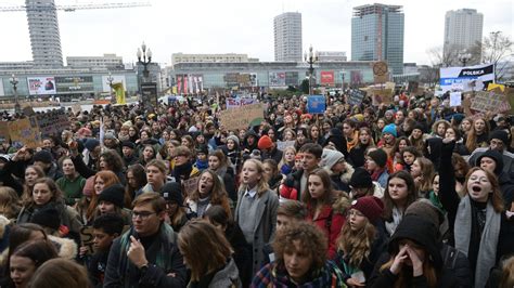 Warszawa Młodzieżowy Strajk Klimatyczny przeszedł ulicami miasta