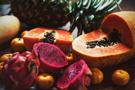 Frutas Exóticas Jugosas Piña Papaya Mango Fruta Del Gragon En La