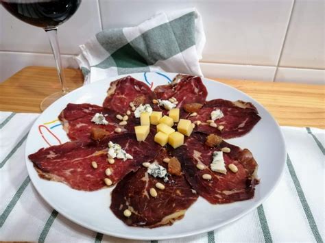 Cecina De Le N Con Queso Aceite Membrillo Y Pi Ones El Sabrosista