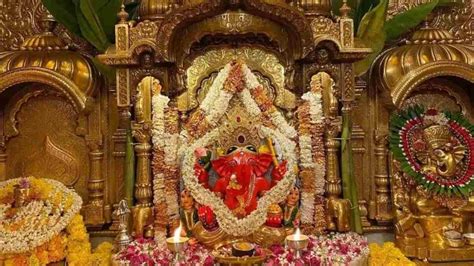 aarti performed  mumbais siddhivinayak temple  ganesh chaturthi