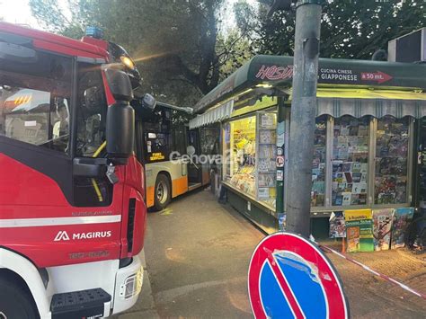 Autobus Amt Esce Di Strada E Si Schianta Contro Un Muretto In Corso