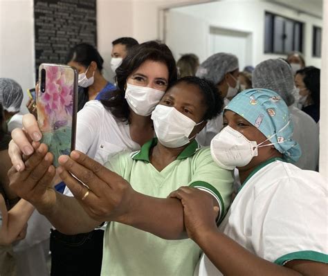 Simone Tebet visita o Ilê Aiyê e se compromete o jovem preto da