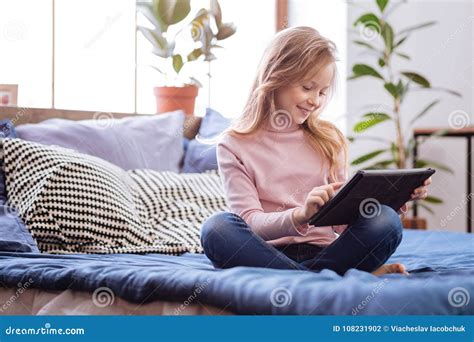 Angesporntes M Dchen Welches Das Sitzen Auf Dem Bett Mit Ihrer