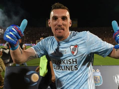 El Noble Gesto De Franco Armani Con Un Hincha De River Que Ataja De Rodillas Por Una Enfermedad