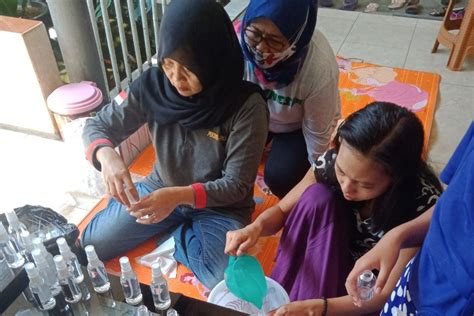 Mahasiswa Kkn Unikama Produksi Botol Hand Sanitizer Dan Jadikan