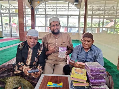 Mushaf Quran Iqra Dan Buku Islam Telah Diterima Oleh Saudara Muslim Di