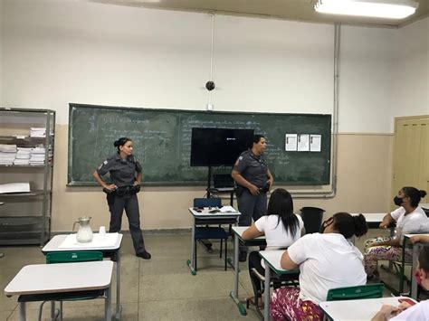 Pol Cia Militar Se Apresenta Em Aula Eletiva De Profiss O Em Escola