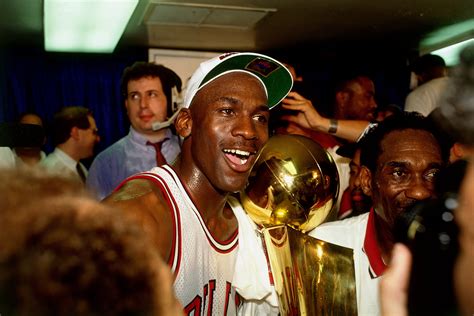 Michael Jordan Verm Gen Gehalt Karriere Nba Titel Und Privates