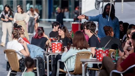 Bruselas propone que se prohíba fumar tabaco y cigarrillos electrónicos