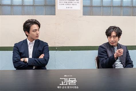 Yeo Jin Goo And Shin Ha Kyun Go From Cheerful Smiles To Icy Glares In Split Second Behind The ...