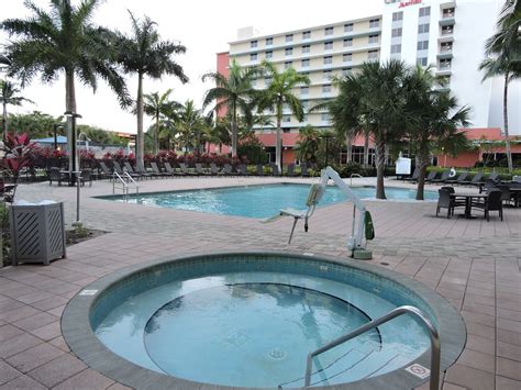 Outdoor pool at the Miami Airport Marriott / 1201 NW LeJeu… | Flickr