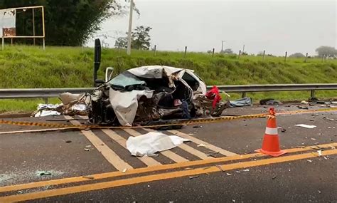 Acidente entre caminhão e carro mata 4 pessoas na SP 318 em São Carlos