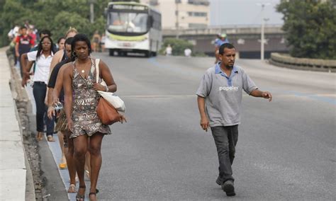 Manifestação de taxistas contra Uber prejudica rotina da população