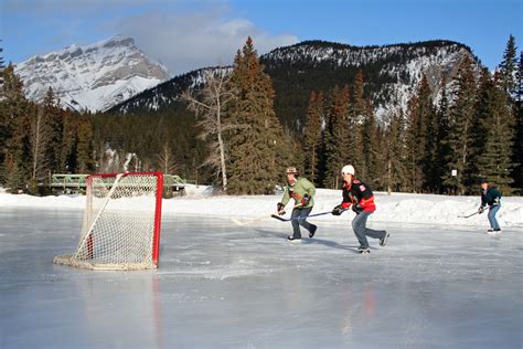 Un Match De Hockey En Extérieur Fairmont Banff Springs Frozen Pond