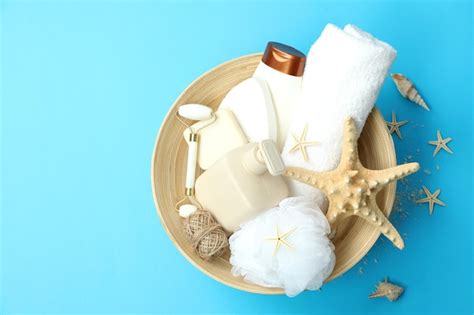 Concetto Di Regalo Con Cesto Di Cosmetici Su Sfondo Blu Foto Premium