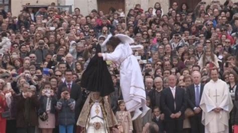 La bajada del Ángel anuncia en Peñafiel la Resurrección de Jesús V