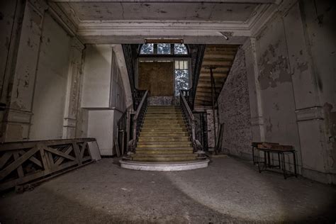 Old abandoned school building [3000x2000] : r/AbandonedPorn