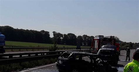 Unfall Auf A61 Bei Viersen Frau Schwer Verletzt Auto In Brand