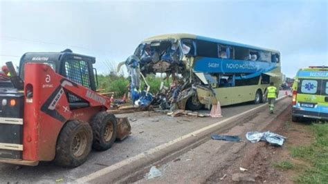 Urgente Pessoas Morrem E Ficam Feridas Em Acidente Entre Carreta