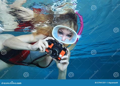 Weibliches Snorkeler Und Unterwasserkamera Stockbild Bild Von Frau