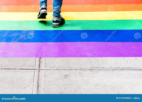 Fötter Som Går På Sidfot Dekorerade Med Regnbågsflagga Fotografering