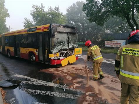 Groźny wypadek w Łodzi Samochód osobowy zderzył się czołowo z