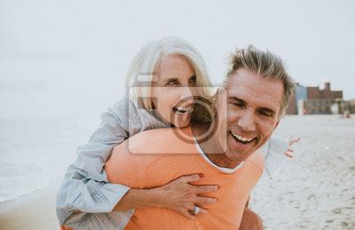 Pares Superiores Felizes Que Passam O Tempo Na Praia Conceitos