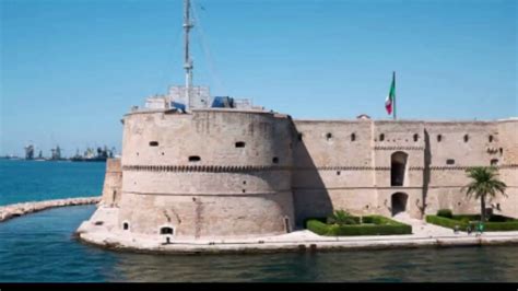 TARANTO IL CASTELLO ARAGONESE E IL PONTE GIREVOLE YouTube