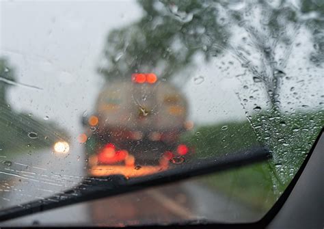 Você sabe dirigir na chuva Veja DICAS