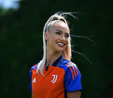 Alisha Lehmann La Calciatrice Super Influencer Che Giocher Al Pozzo