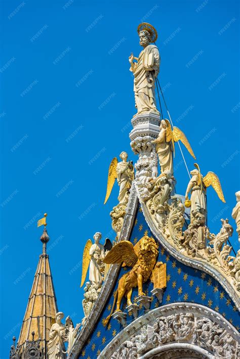 Premium Photo | Top of the basilica di san marco in venice