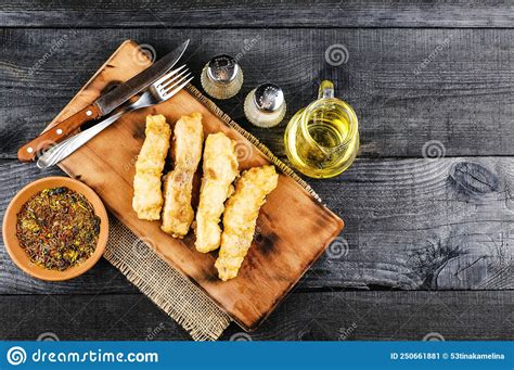 Peixe Frito Em Filete Frito Pangasius Num Quadro De Corte De Madeira