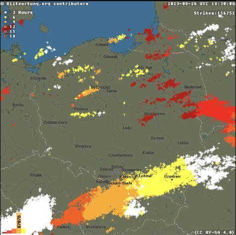 Niszcz Ce Burze Uderz Pod Os On Nocy Wiatr Ponad Km H Grad I