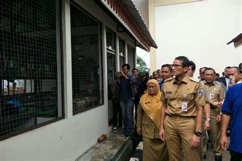 Normalisasi Dan Naturalisasi Beda Anies Sandiaga Jelaskan