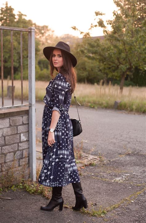 Outfit: autumnal Stevie Nicks vibes in boots, hat and midi dress - THE STYLING DUTCHMAN.