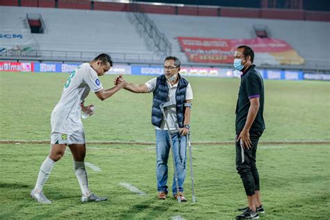 Terungkap Ini Penyebab Aji Santoso Gunakan Kruk GenPI Co JATIM