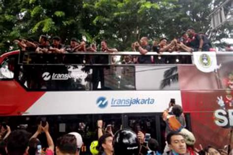 Dikepung Lautan Massa Bus Timnas Indonesia U Tersendat Di Kawasan