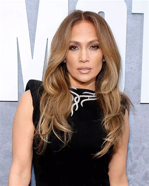 Beauty guides explain how blonde short hair with fringe works 12